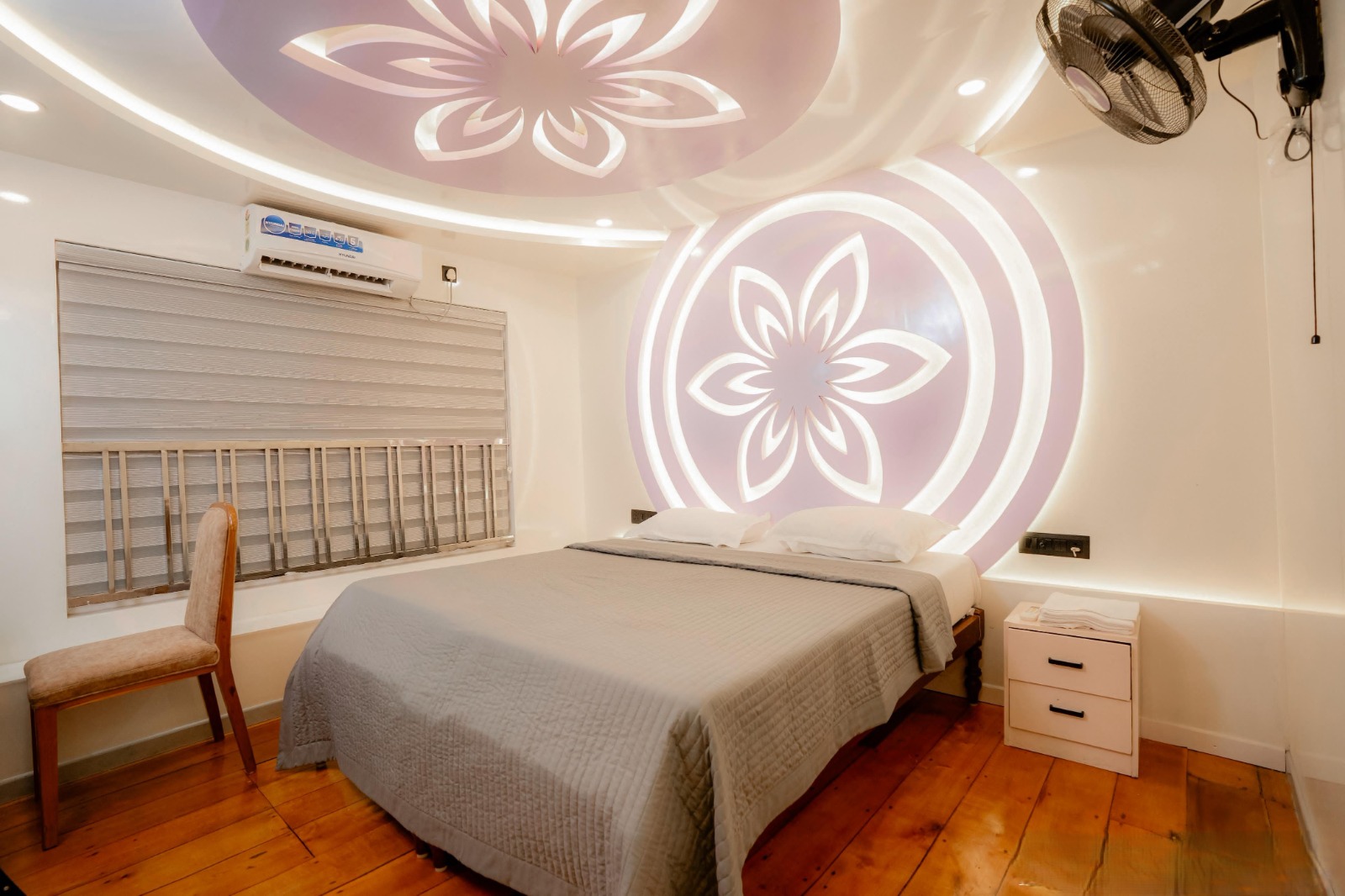 5 bedroom houseboat interior or facilities